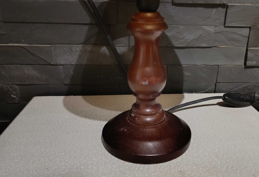 Candeeiro mesa, madeira,  muito antigo, com abat-jour Origem Itália