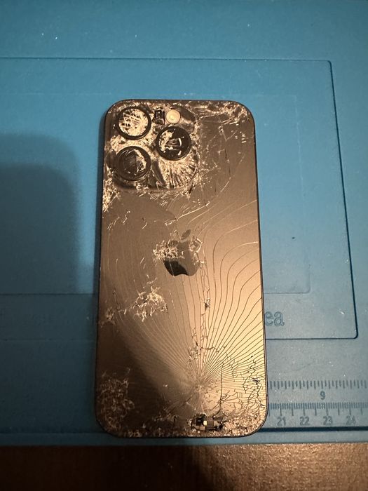 Iphone 15 pro 128gb black uszkodzony włącza sie