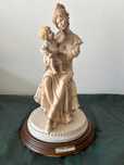 Estatueta mulher com menino