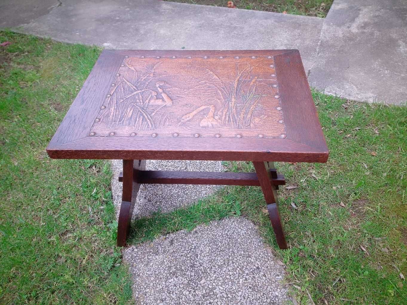 Mesa de apoio, estilo, em carvalho, com relêvos