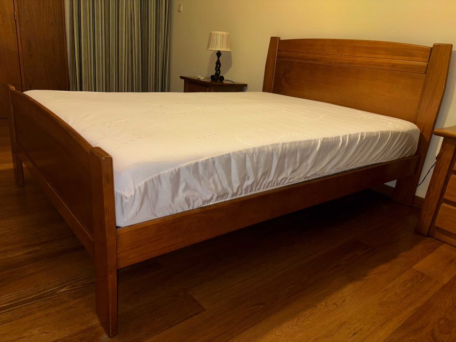 Cama em pinho mel (Aquinos) 140cm