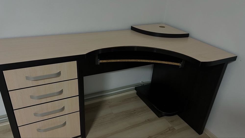 Стіл письмовий(компʼютерний стіл)