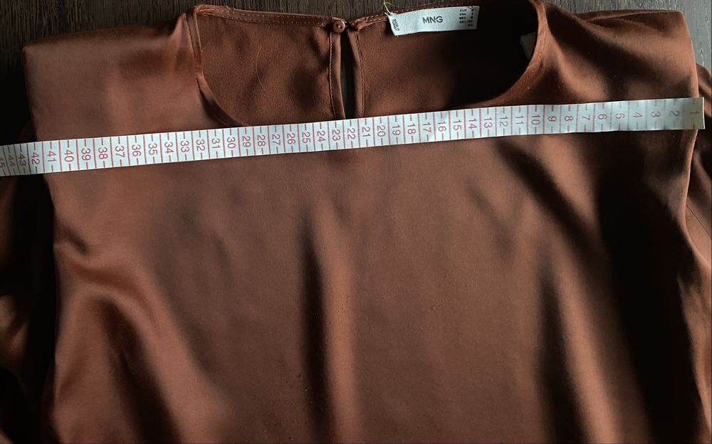 Blusa Acetinada com Ombreiras - Mango