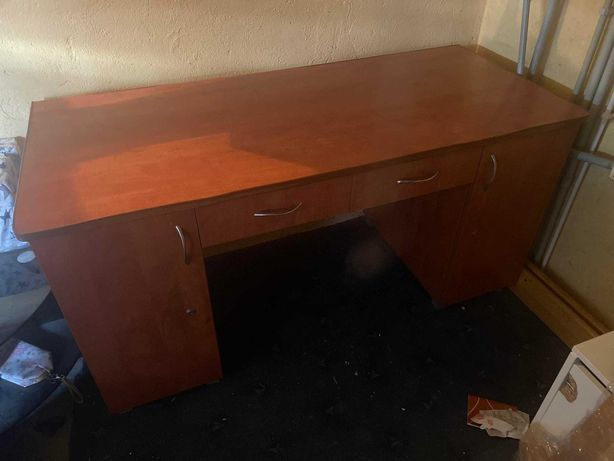 Duże i mocne biurko w dobrym stanie.