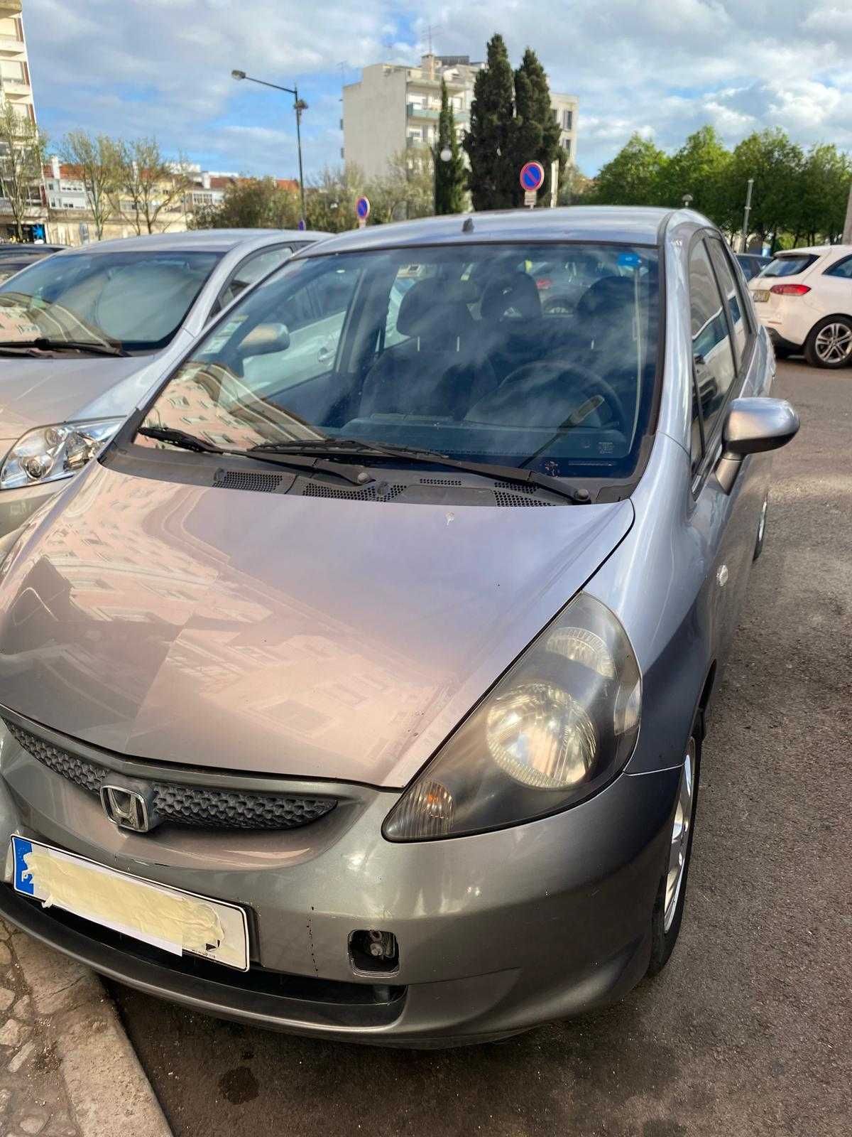 Honda Jazz de 2007 em bom estado com 104.000 km.