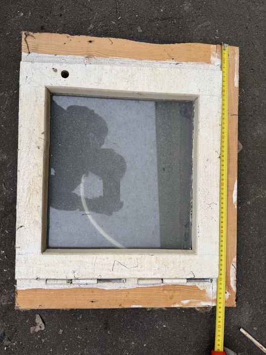 Деревянні вікна двері повійні з рамою.