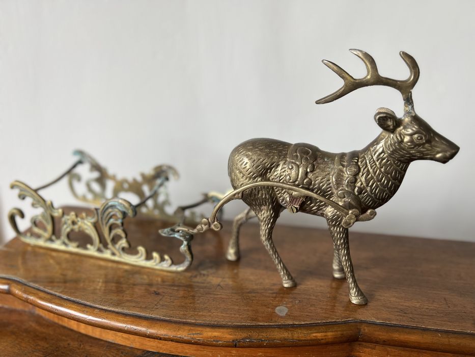 Mosieżny Jeleń ciagnacy sanie