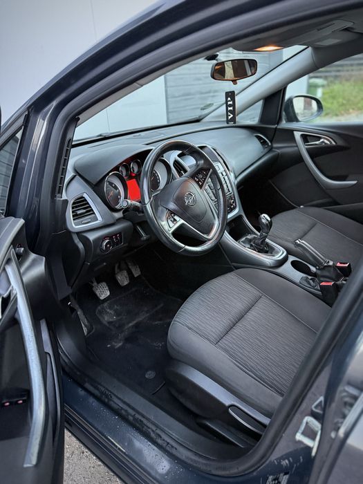 opel astra j 1.7 diesel; 170 tyś niski przebieg; hak