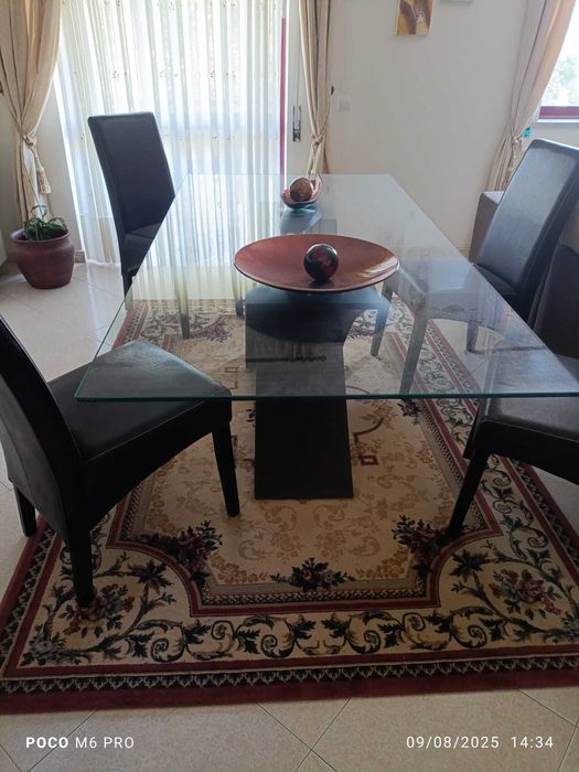 Mesa de sala com tampo em vidro temperado e 4 cadeiras em napa.