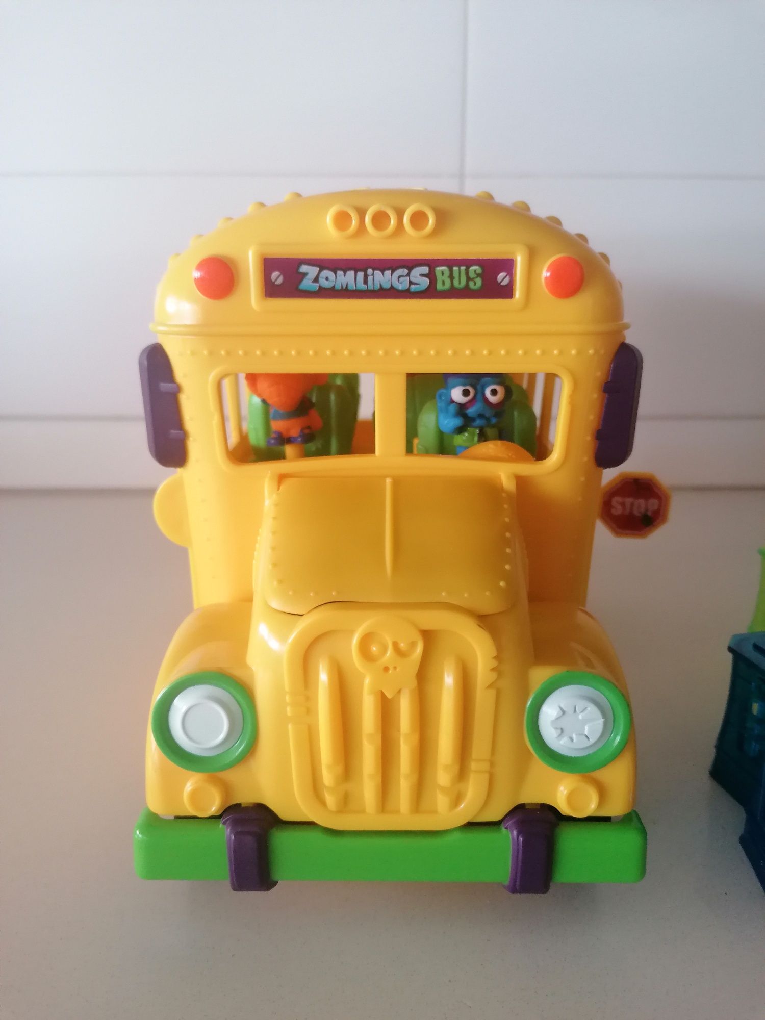 Zomlings crazy school bus mais 5 especiais, brinquedo autocarro escola