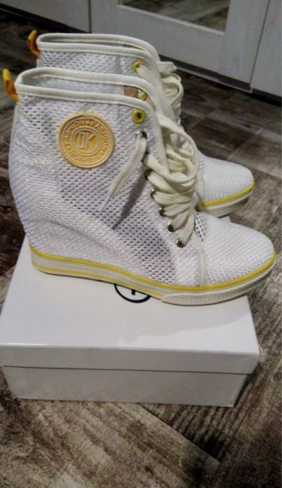 Нові жіночі кросівки, хайтопи, снікерси 37-38 р.