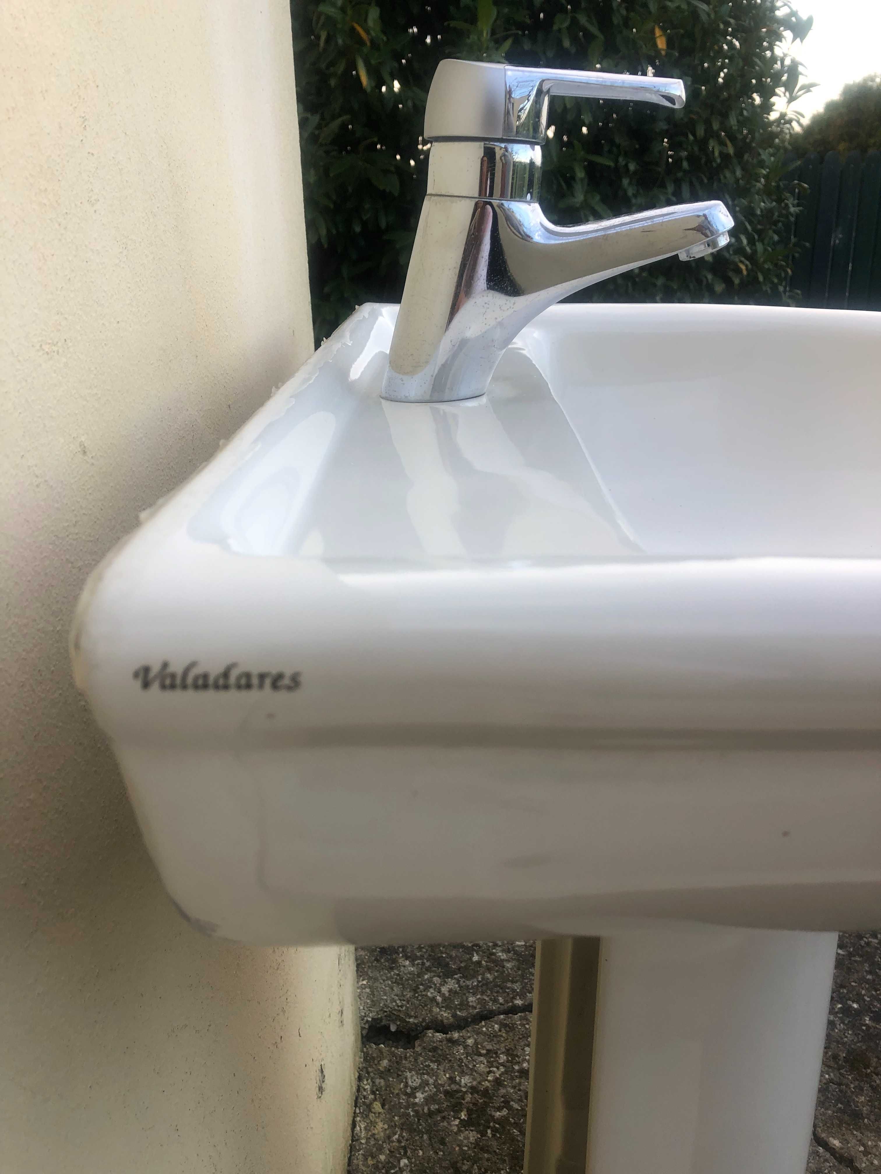 Lavatório e bidé com torneiras incluídas
