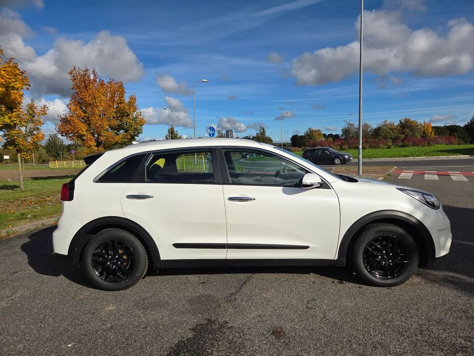 Kia Niro Super stan, hybryda, nowe opony, FV23%, HAK, kamera cofania, NAVI
