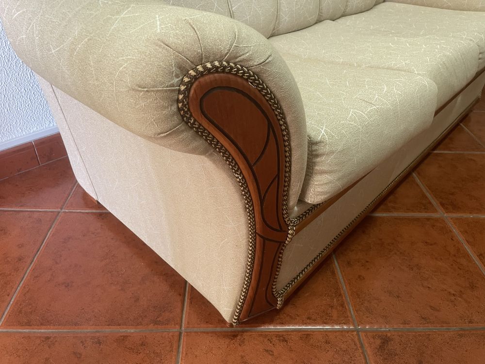 2 sofas um deles sofa cama