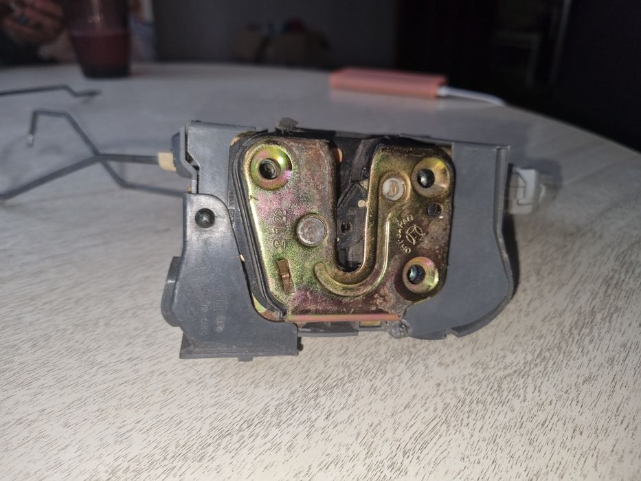 Продам замок двери  Nissan x trail t30