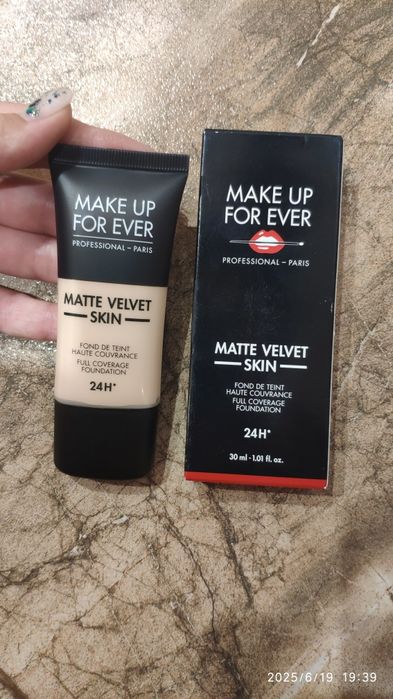 Матирующий тональный флюид для лица Make Up For Ever Matte Velvet Skin