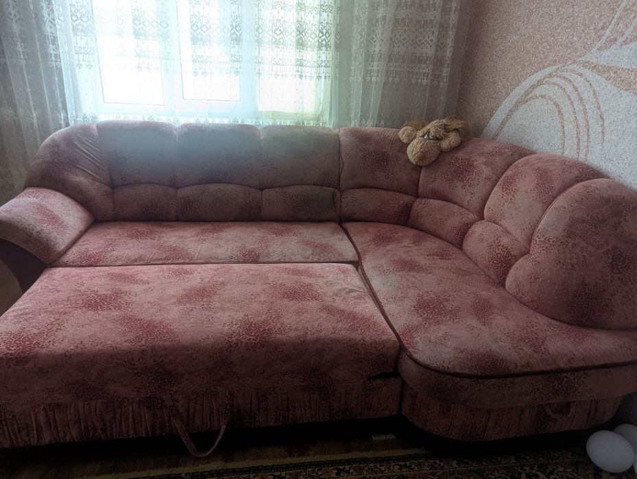 Кутовий диван для вітальні