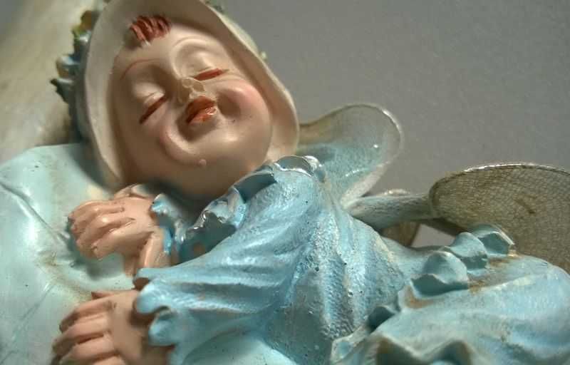 Figurki Aniołków Figurka Aniołek śpiący na księżycu skarbonka 14cm