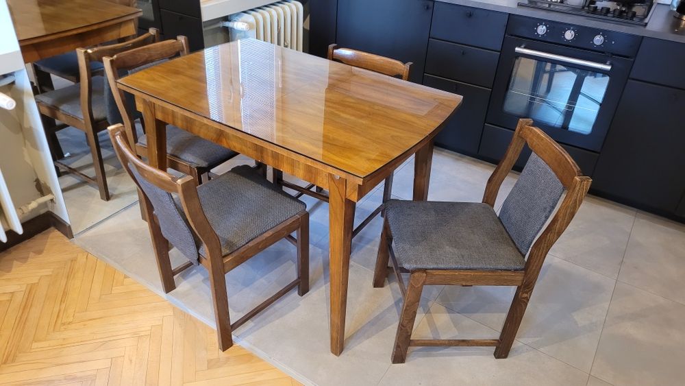Drewniana jadalnia w stylu vintage, PRL - stół rozkładany i 4 krzesła