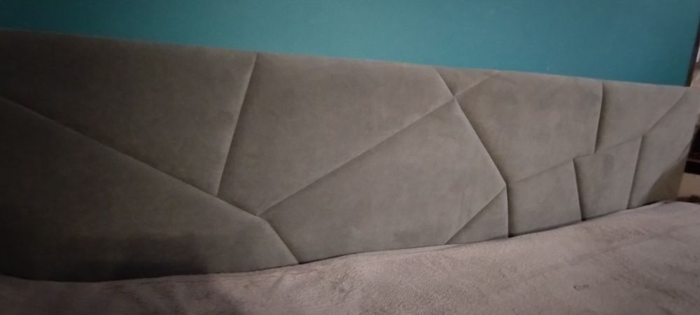 Duże, szare panele tapicerowane, zagłówki