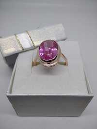 Złoty pierścionek z czerwono- różowym kamieniem złoto 585 R 21