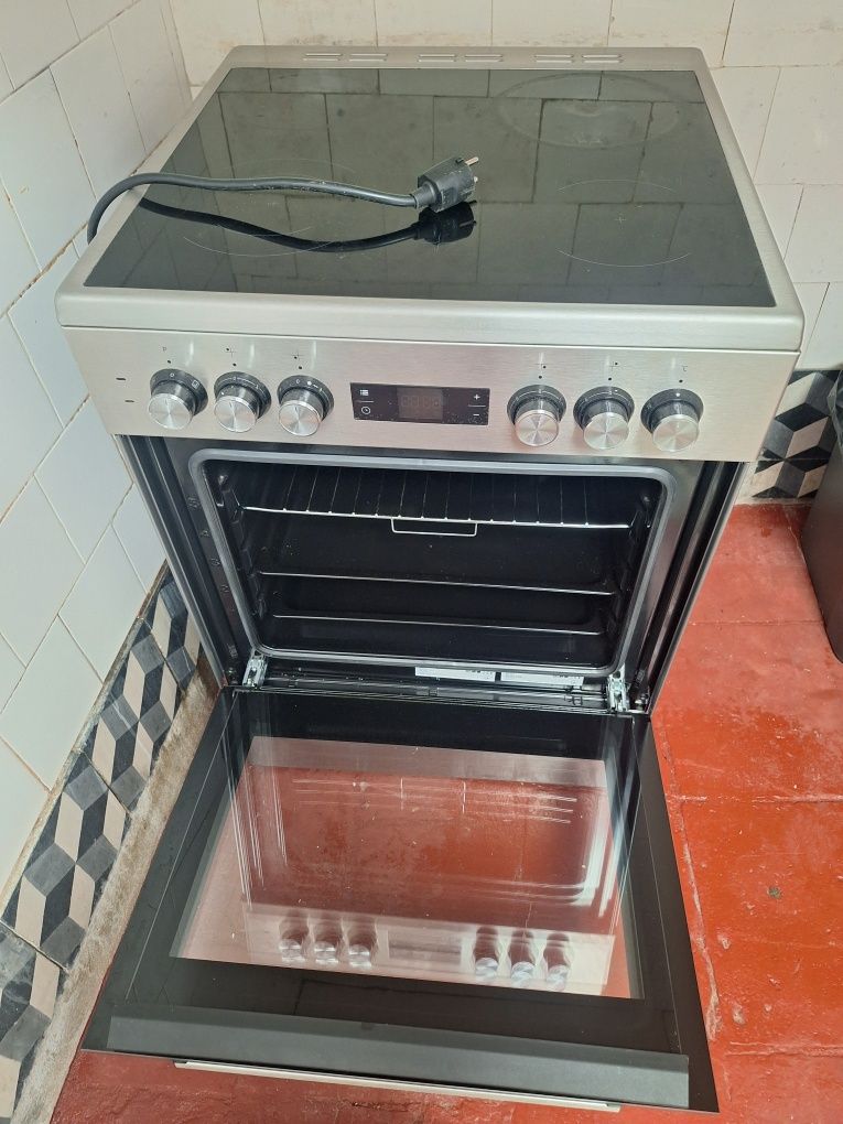 Vendo fogão com forno eléctrico belko em óptimo estado por 50 euros