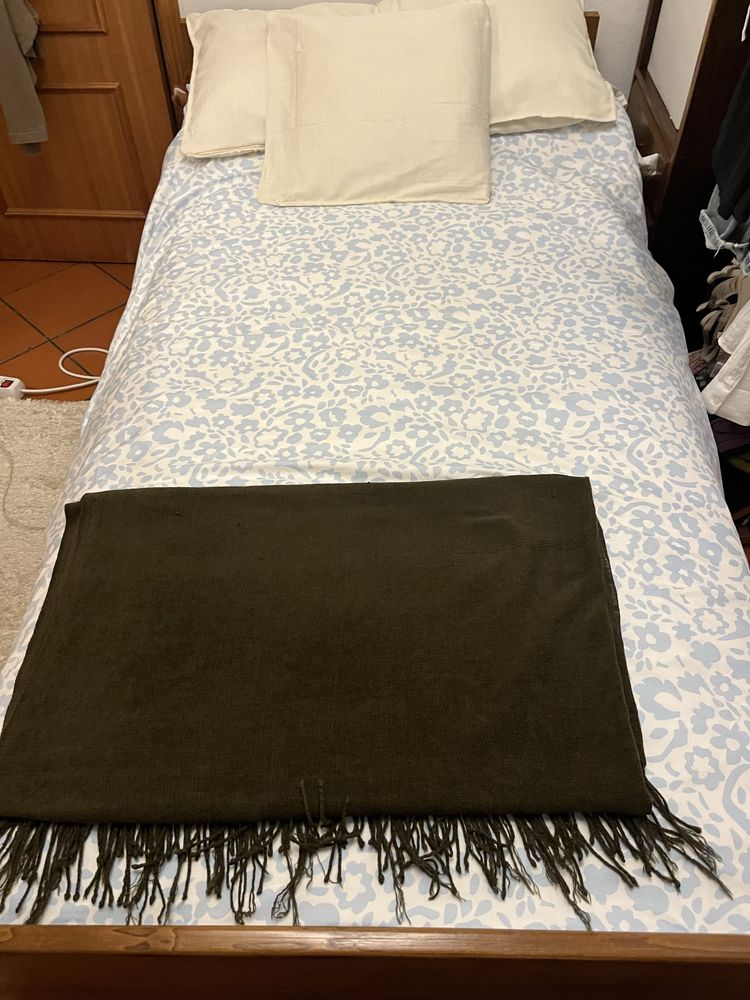 Estrutura de cama em madeira escura e colchao