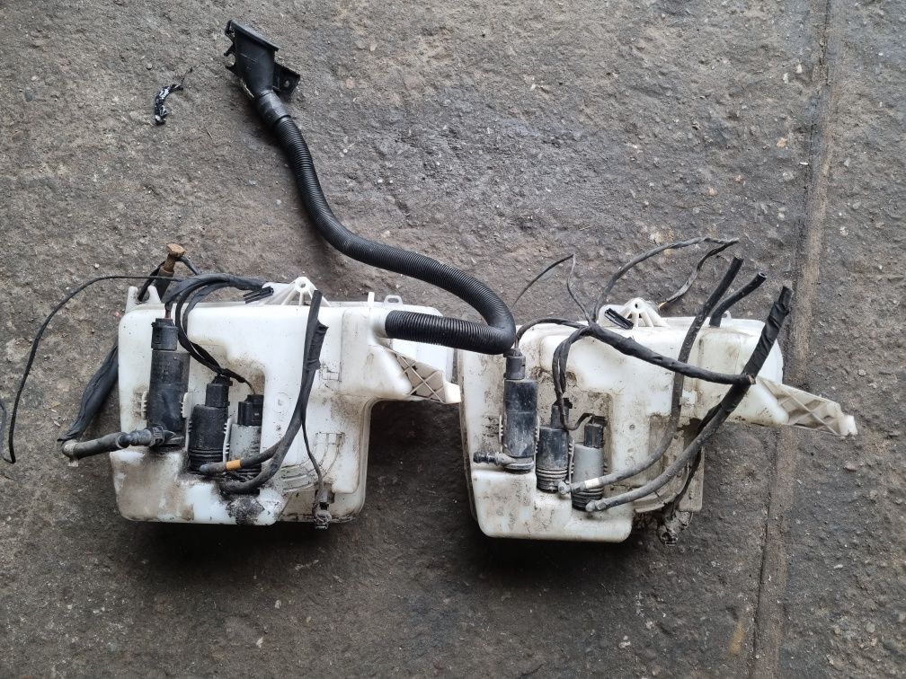 Zbiorniczek spryskiwaczy pompka Bmw E60 E61 Pod Xenon