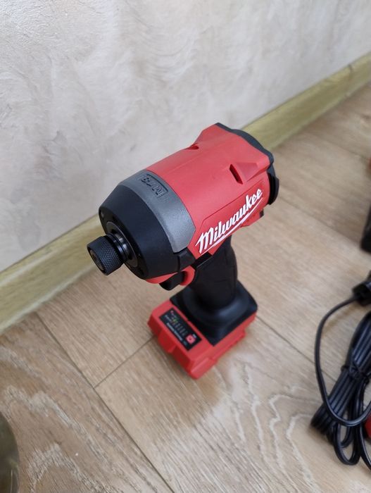 Milwaukee M18 набір шуруповерт + імпакт