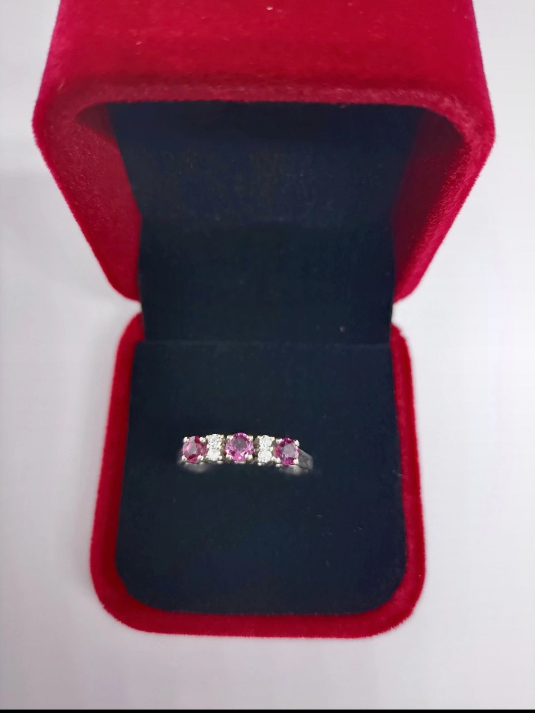 Wyjątkowy pierścionek z rubinami i diamentami ze złota, złoto 585