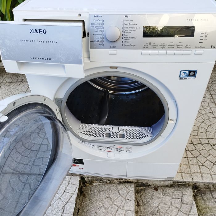Máquina de secar roupa AEG com bomba de calor.