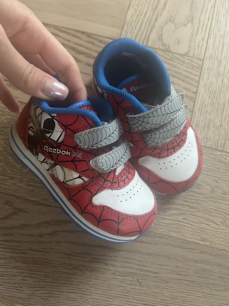 13cm Adidasy spiderman reebok 19,5 świecące w nocy