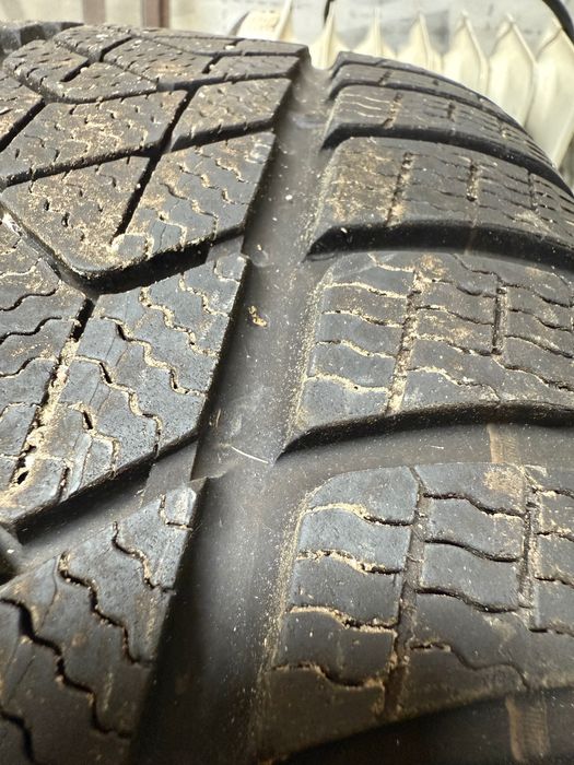 Продам зимние Pirelli R18 235/45