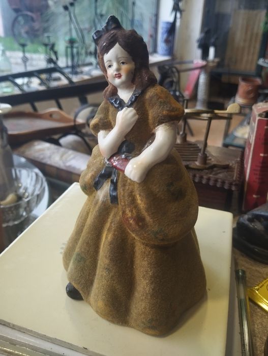 Boneca antiga louça e veludo