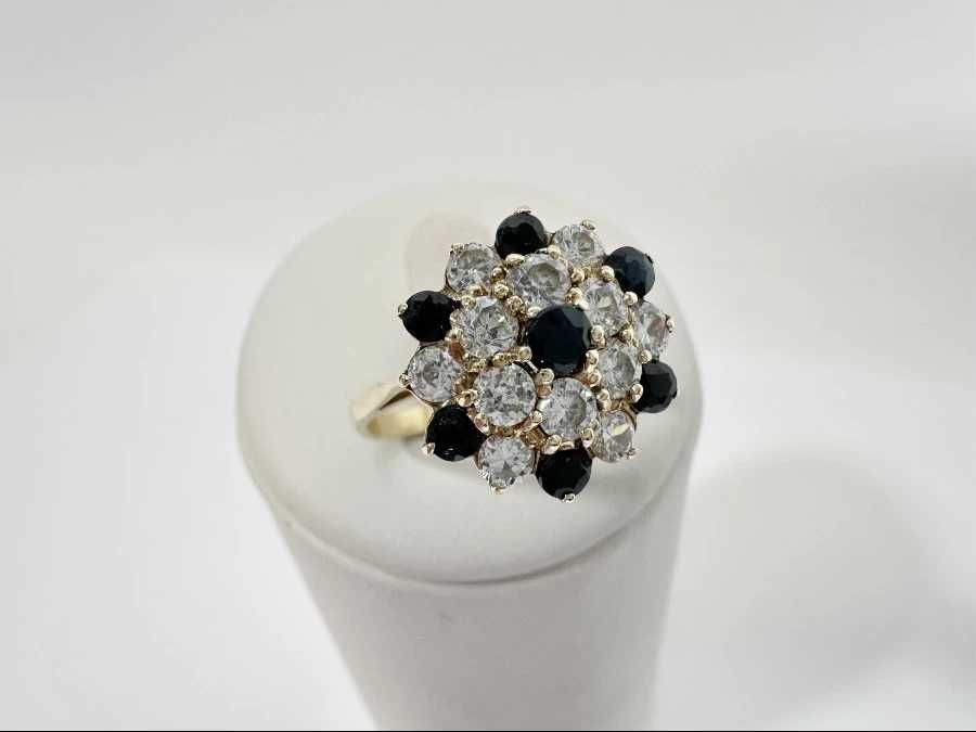 Uroczy damski pierścionek ze złota z dużą ilością cyrkonii kwiatek