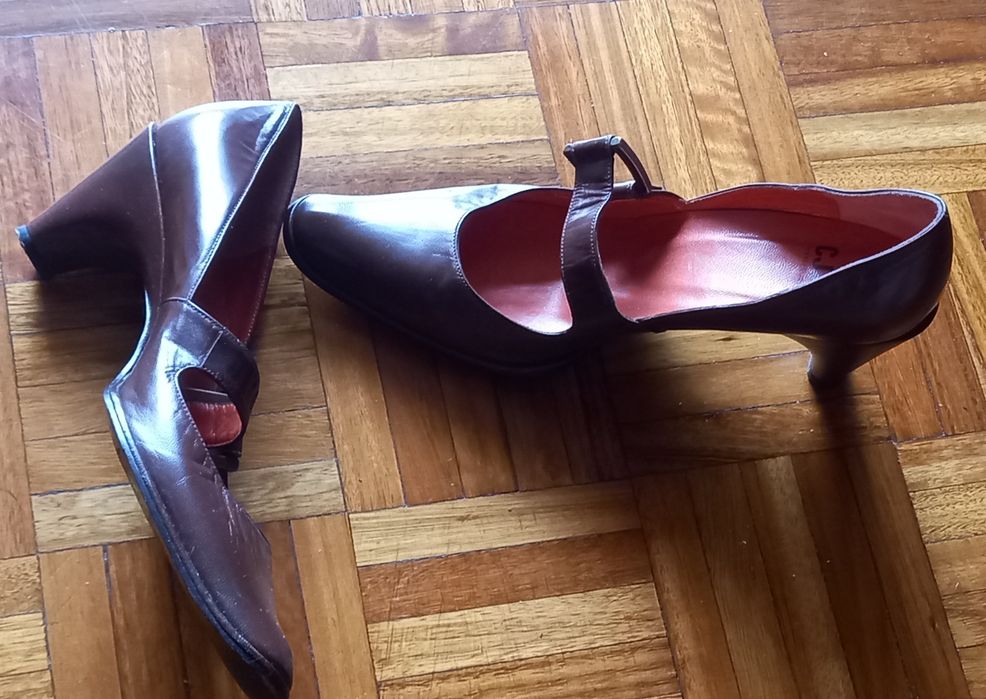 Sapatos em pele, quase de graça.