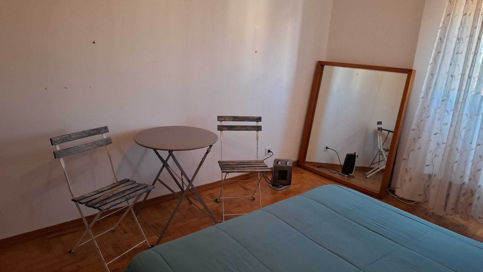 Quarto em  Vivenda, com quintal.