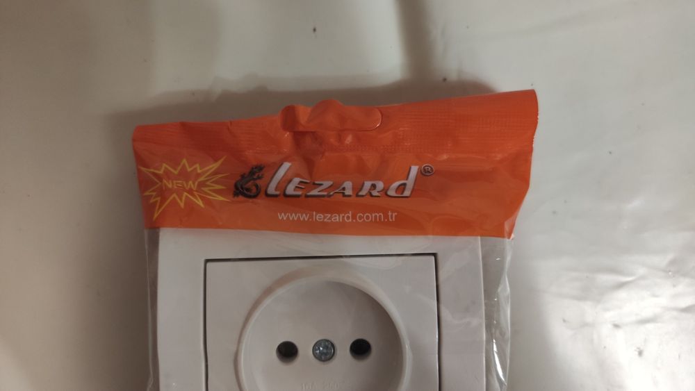 Розетка электрическая Lezard Deriy, белый цвет