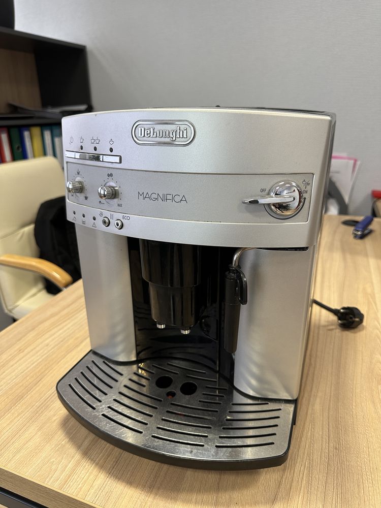 Автоматична кавоварка Delonghi Magnifica ESAM 3200 B ( Б/У )