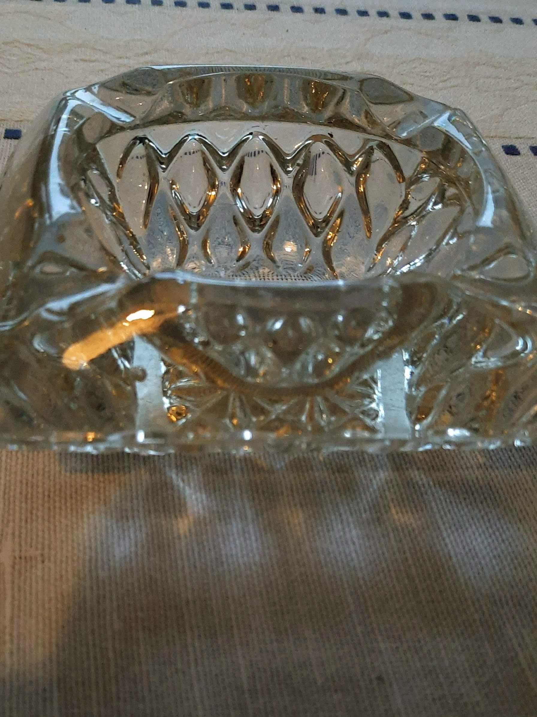 Kryształowa popielniczka z PRL-u wysokość 5,5 cm, 4 boki po 12 cm
