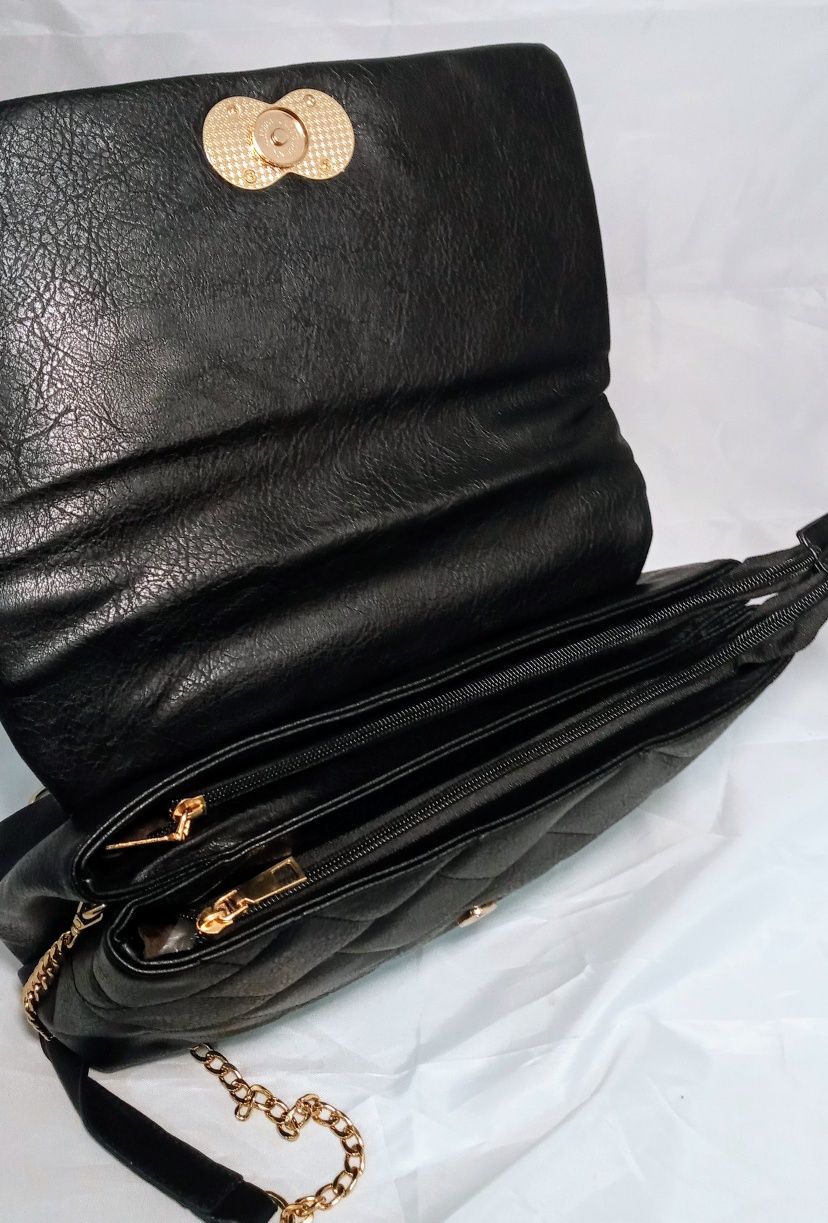 Czarna, elegancka torebka pikowana, łańcuszek, złote elementy-NOW