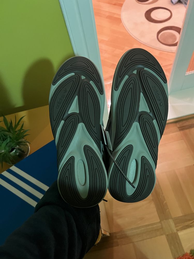 Кросівки adidas OZELIA SHOES