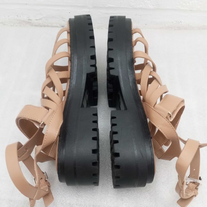 Новые женские босоножки-римлянки на высокой подошве  .