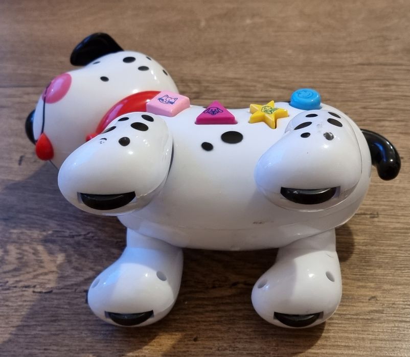 Piesek zabawka świeci wydaje odgłosy