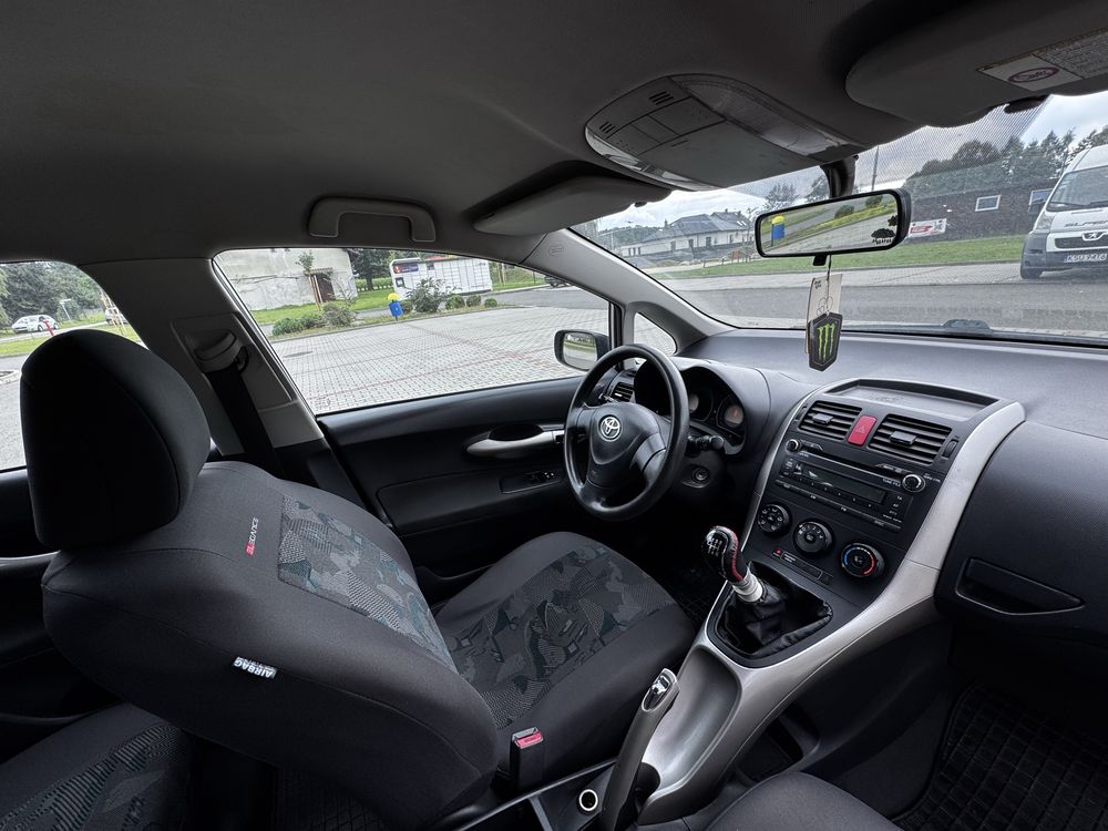 Srebrna Toyota Auris