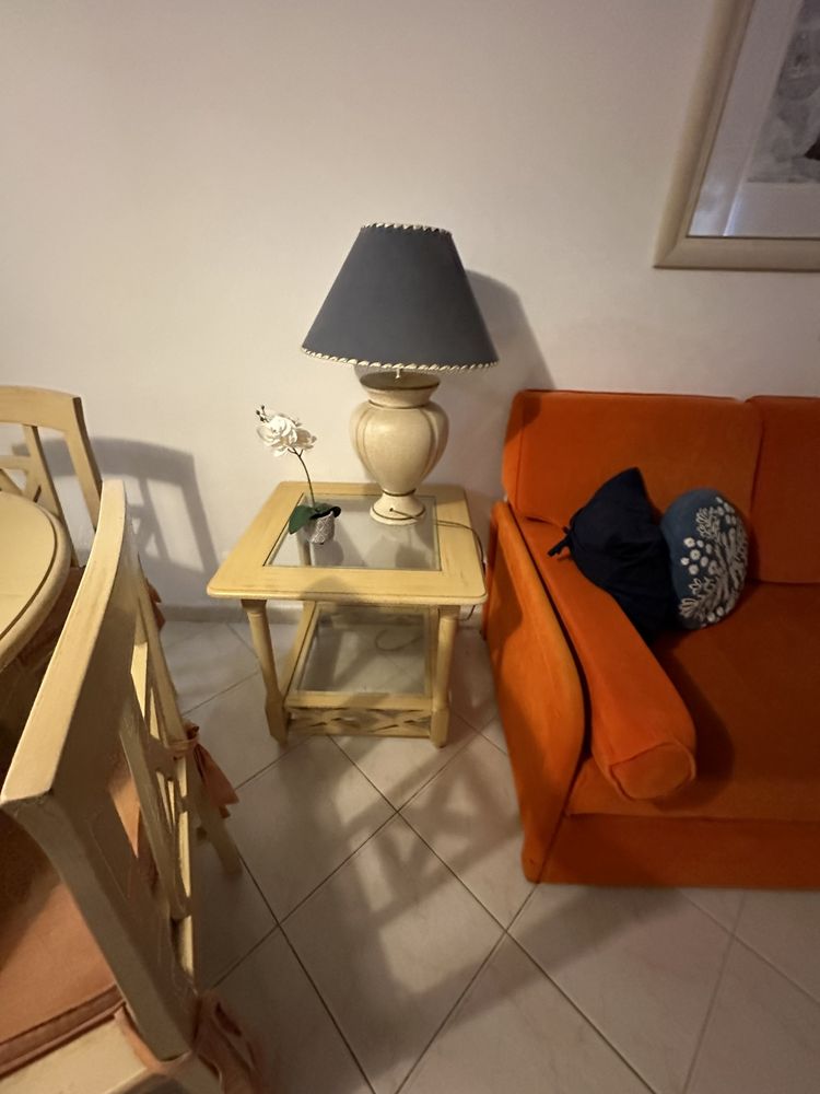Mesa apoio em madeira pintada e vidro