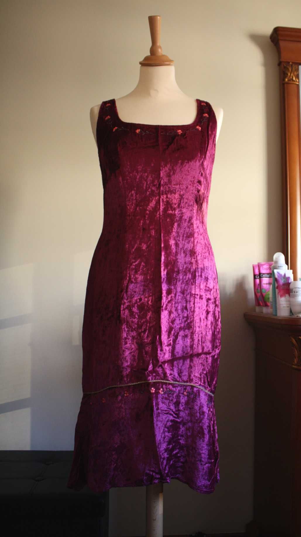 Vestido Midi Rosa/Bordeaux com Bordados de Flores