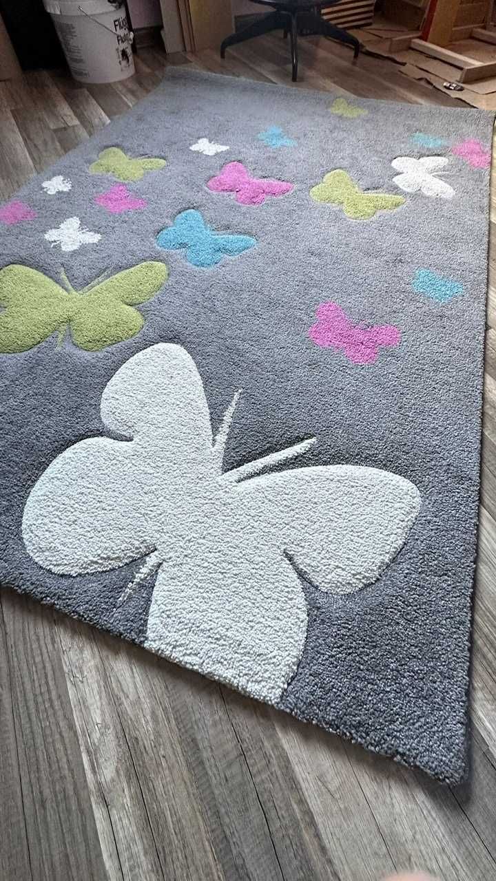 Dywan dziecięcy z motylami 120 x 170, stan bdb, żywe kolory