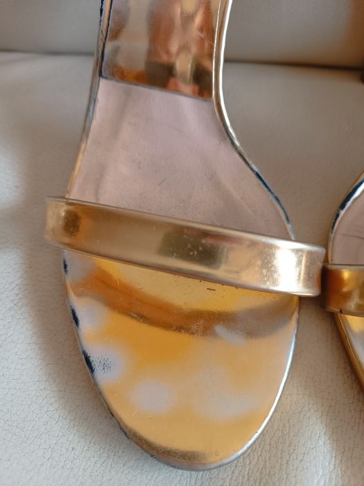 Sandalias douradas tiras Zara