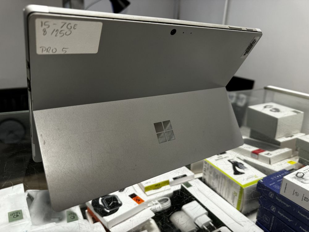Microsoft Surface Pro 5 i5 7 gen 8GB 250gb